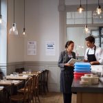 ouvrier de cuisine devant restaurant fermy